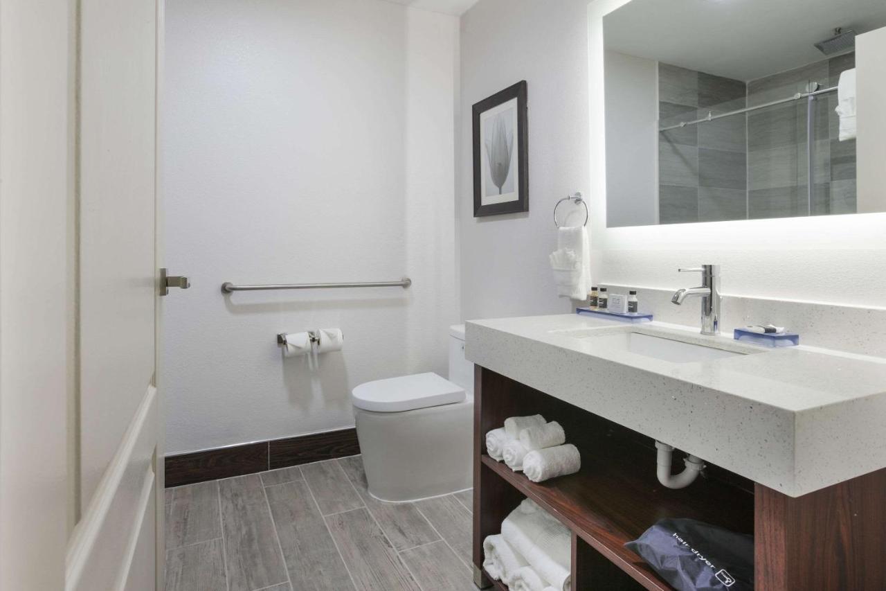 The Leo Collection Detroit, Ascend Collection 2* Lincoln Park