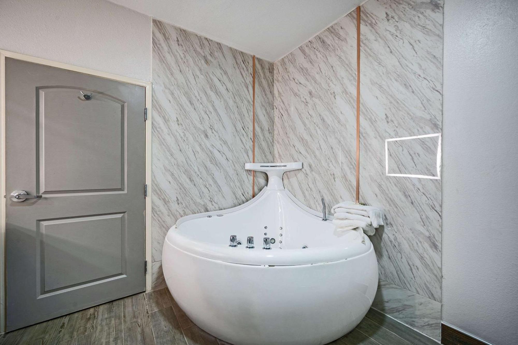 The Leo Collection Detroit, Ascend Collection Hotel Lincoln Park