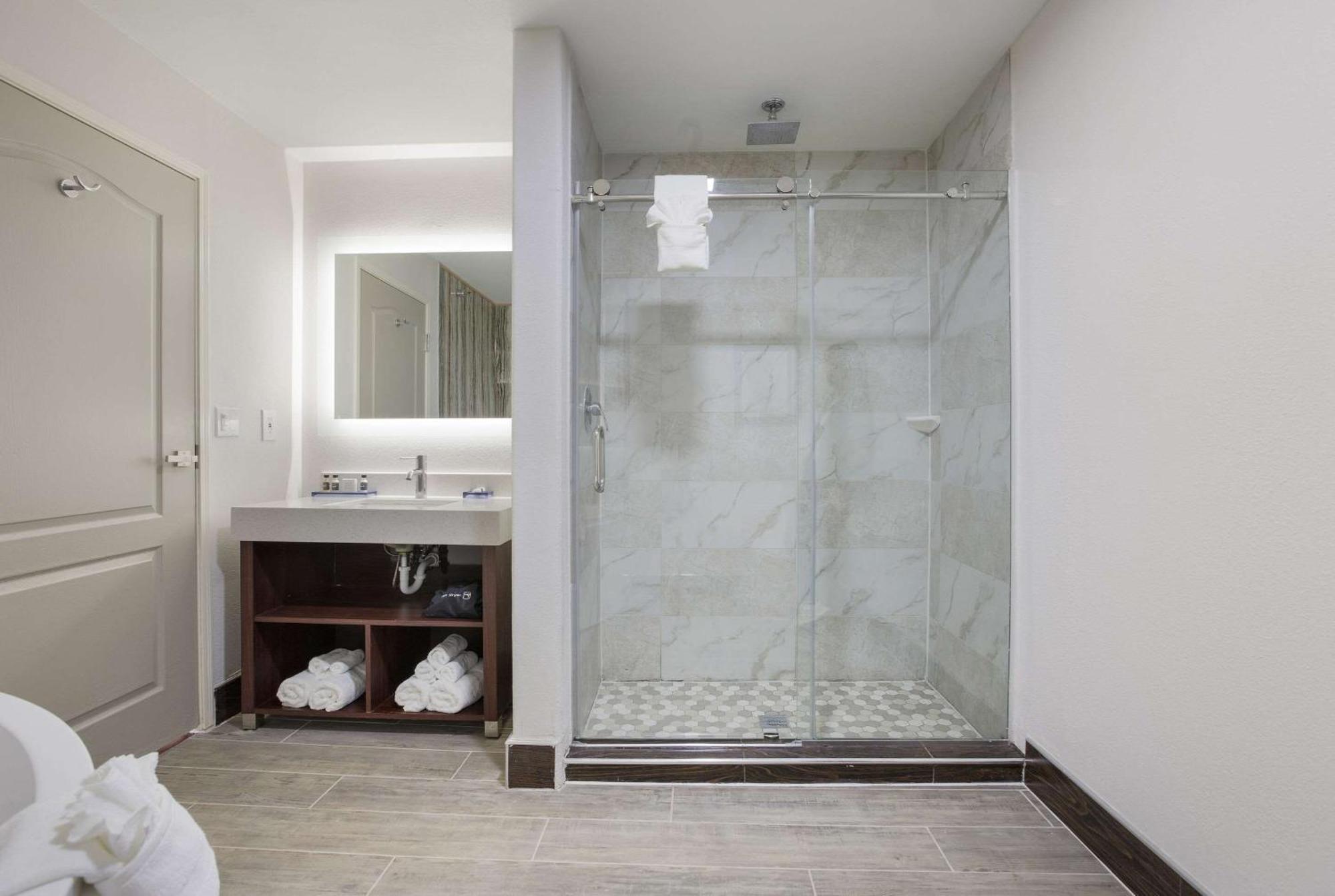The Leo Collection Detroit, Ascend Collection 2* Lincoln Park